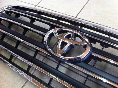 Решітка радіатора Toyota LC 200 рестайлінг (Original Design 2012+)