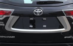 Хром накладка на задню двері центральна для Toyota Highlander 2014+