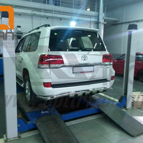 Захист заднього бампера Toyota Land Cruiser 200 (Shark широка) d76/42