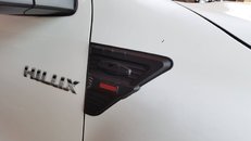 Накладки на передні крила чорні Toyota Hilux 2015+