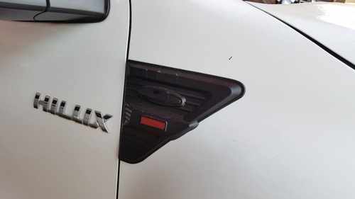 Накладки на передні крила чорні Toyota Hilux 2015+