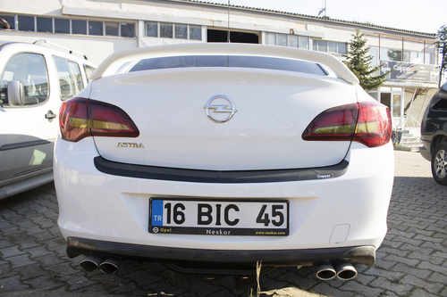 Накладка на задній бампер (ABS) для Opel Astra J 2010- седан