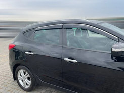 Дефлекторы окон (ветровики) для Hyundai Tucson II 2010-2015 IX35 с нерж. хром полоской накладные
