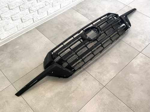 Решітка радіатора з віями BLACK Toyota Land Cruiser 200 2015-2022