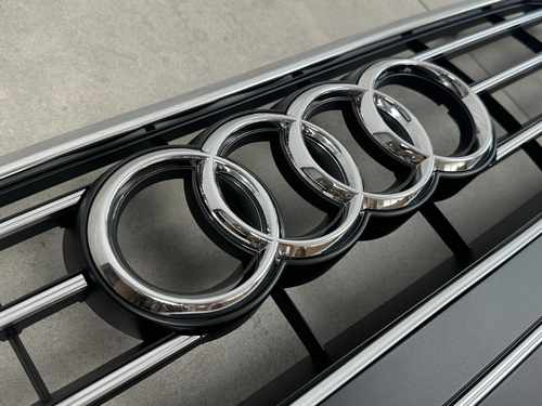 Решітка радіатора Audi A6 C8 2018+ темно-сіра з хромом
