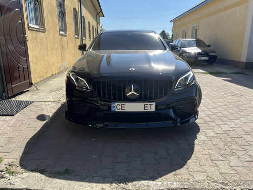 Губа (переднього бампера) Чорний глянець на Mercedes-Benz E-Class W213 2016-2020 року