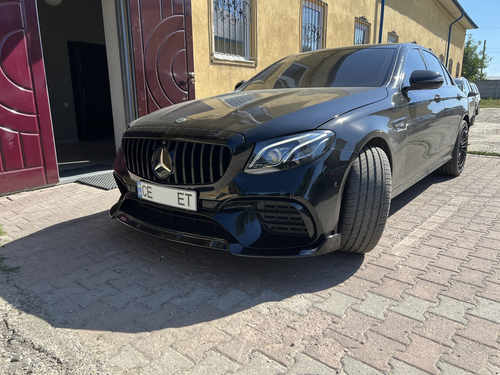 Губа (переднього бампера) Чорний глянець на Mercedes-Benz E-Class W213 2016-2020 року