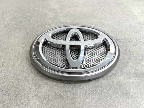 Емблема з подіумом Toyota Land Cruiser Prado 150 2013-2017, колір сірий