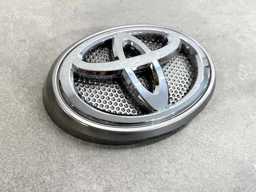 Емблема з подіумом Toyota Land Cruiser Prado 150 2013-2017, колір сірий