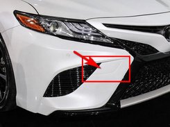 Заглушка бампера (буксира) права Toyota Camry 70 SE / XSE 2017-