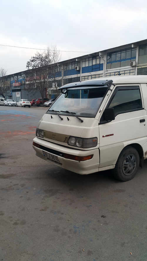 Козирьок на лобове скло для Mitsubishi L300