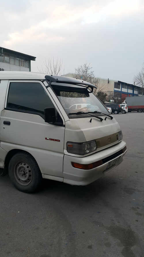 Козирьок на лобове скло для Mitsubishi L300