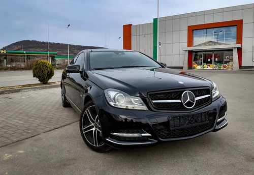 Решітка радіатора Mercedes C-Class W204 2007-2014 рік W/Moulding