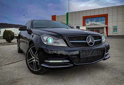 Решітка радіатора Mercedes C-Class W204 2007-2014 рік W/Moulding