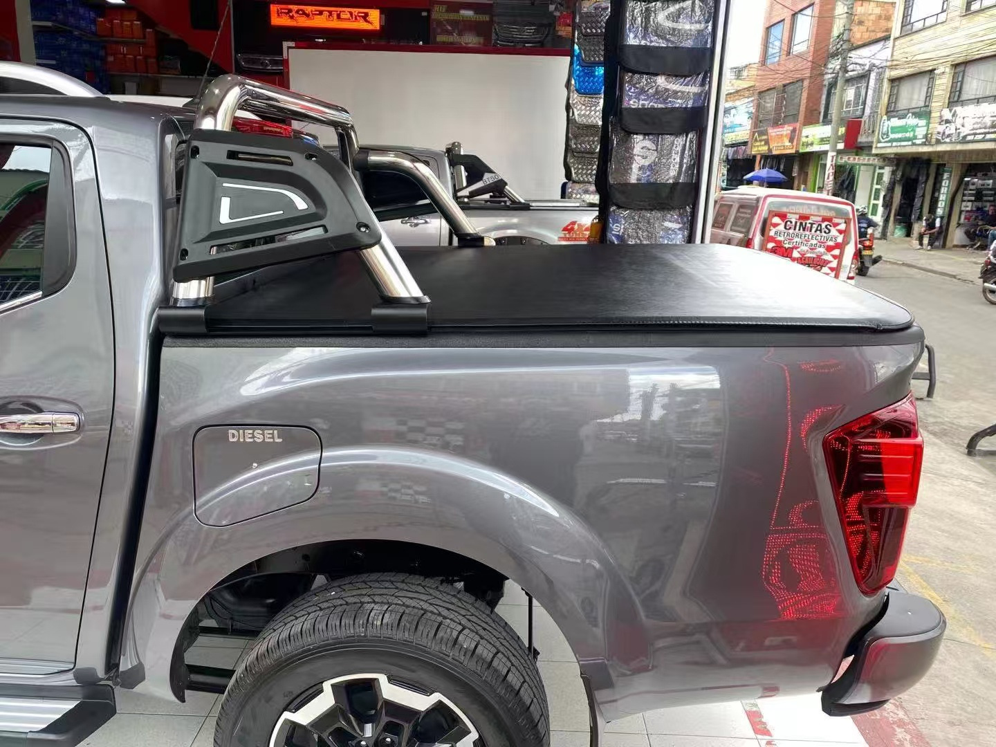 Кришка на кузов (тент) VW Amarok 2023+ (мяка рулонна Soft Roll Cover) Xukey