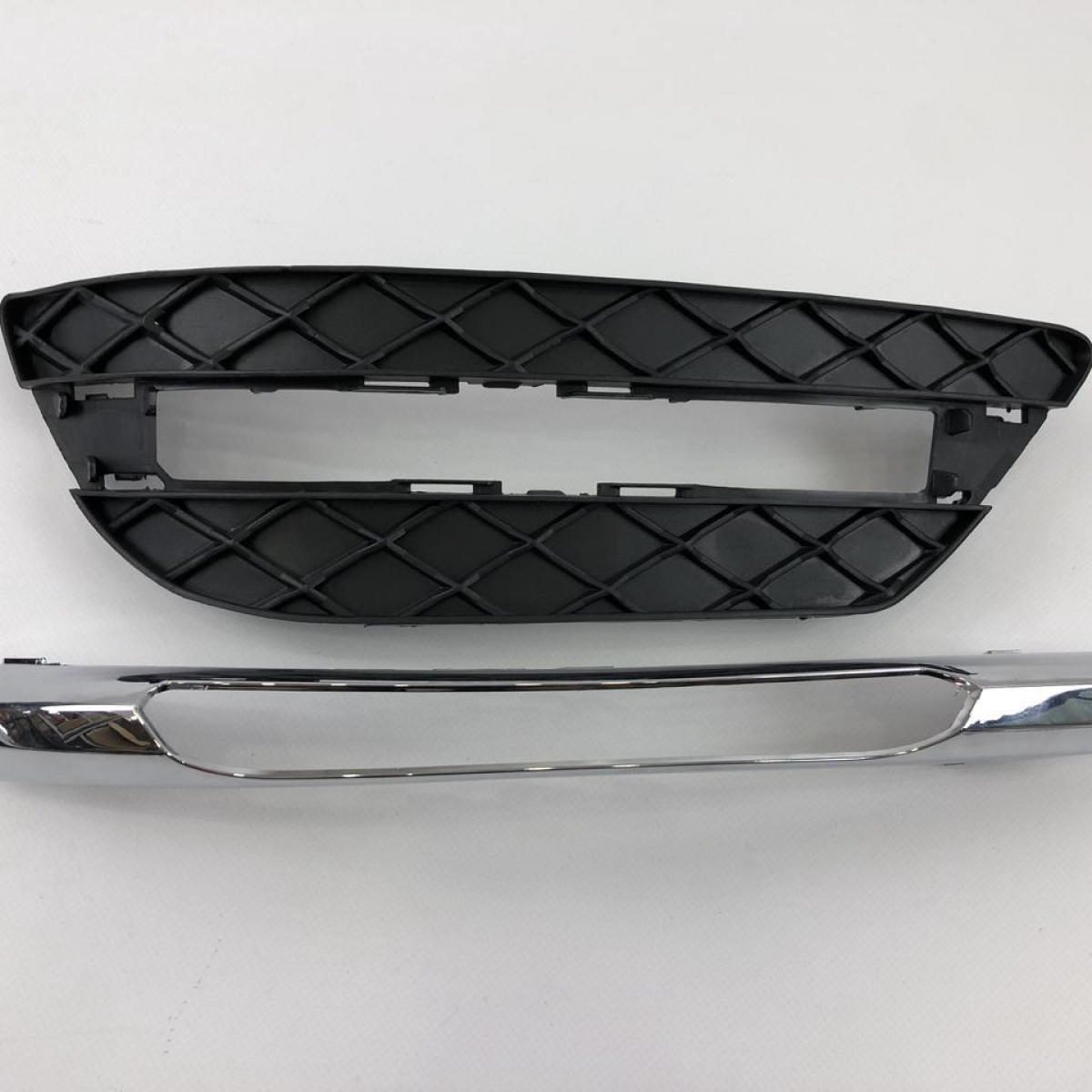 Грати в бампер хром вставки Mercedes W204 2009-2014год 2048803224-2048852974
