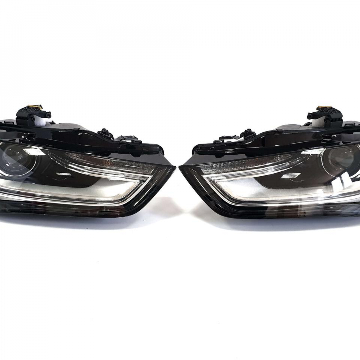 Передні фари Bi-Xenon на Audi A4 B8 2011-2015 року