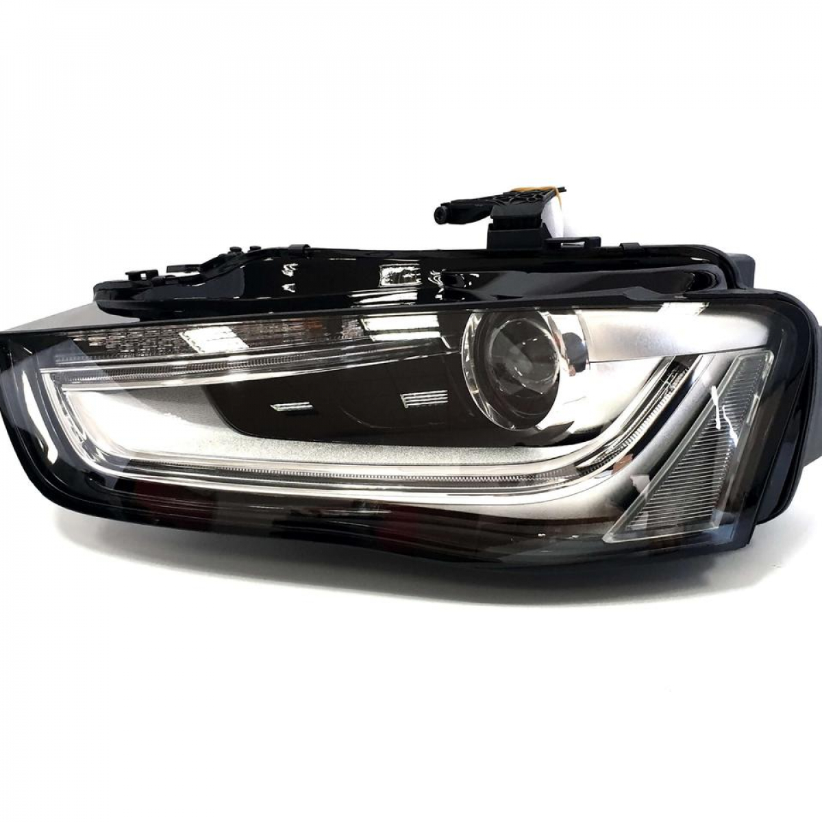 Передні фари Bi-Xenon на Audi A4 B8 2011-2015 року