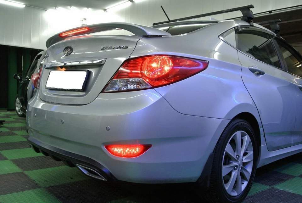 Спойлер на багажник Hyundai Accent 2011-2015 со стоп сигналом ABS крепление на скобы (под покраску)