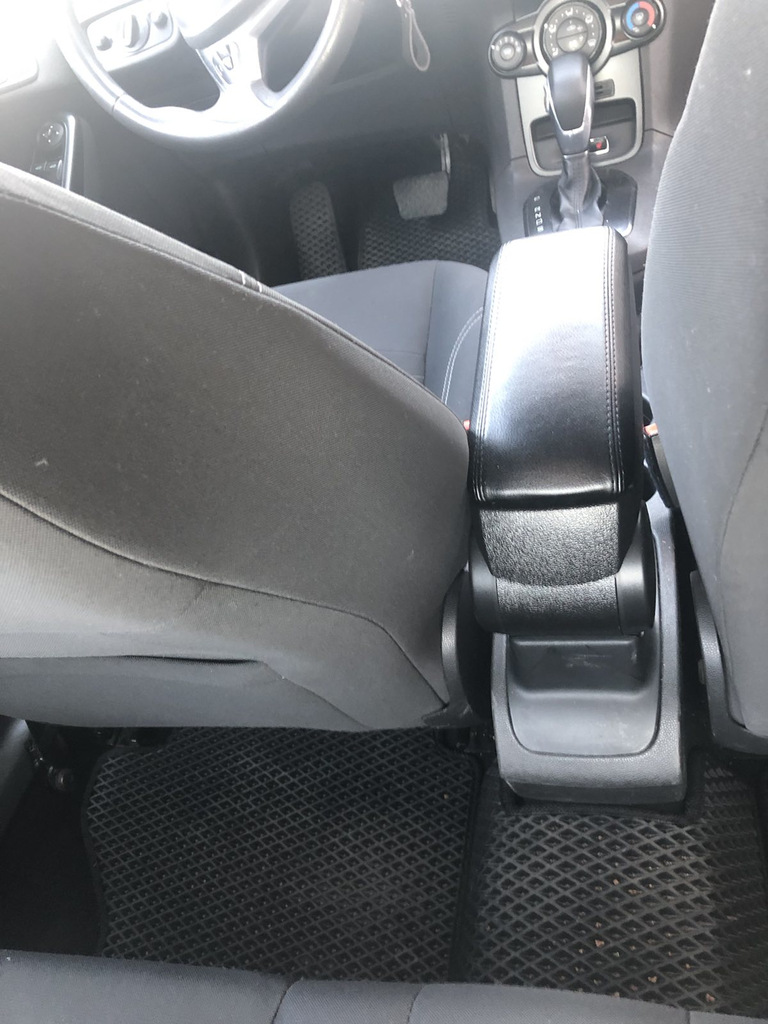 Підлокітник Чорний для Ford Fiesta 2008-2017 рр.